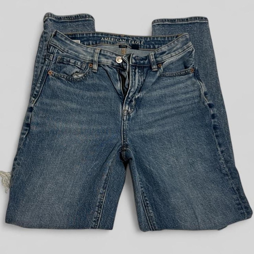 American Eagle Outfitters Women's Straight Leg Jeans in Medium Blue Wash